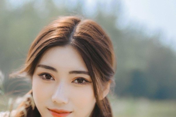 天蝎座女性特点解析，独立、洞察力强，爱情中深情且多变建议，揭秘天蝎女独特魅力与性格特点-红迪亚