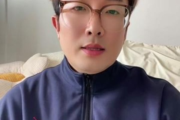 天秤座男生星座配对及最佳选择,天枰男双子女,天生一对,知性共鸣。,天秤男与水瓶女,和谐相处,心灵相通。,天秤座最配的星座第一名是双子座,两者同属风象星座,爱自由、贪新鲜且交际运佳,可以愉悦地交往。此外,射手座女生和狮子女也是天秤男的理想伴侣。在所有星座中,天秤座的男性与双子座和水瓶座的女生最为匹配,他们追求和谐优雅的生活态度,能够互相理解和支持。然而真正的爱情还需要建立在相互理解、尊重和包容的基础上。-红迪亚