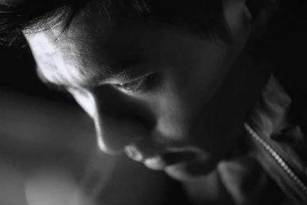 天蝎座男生性格深度解析，敏感、复杂且具挑战精神的天蝎男特性与弱点-红迪亚