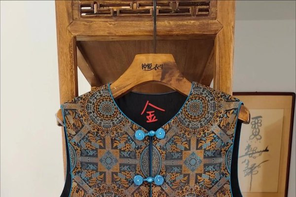 五行穿衣指南20-30字，五行相生颜色搭配，黄色、棕色等土色为主，与当日五行气场相符的颜色有助于顺应自然和保持身心和谐-红迪亚