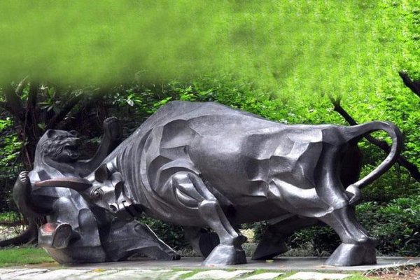 无怨无悔的生肖代表是牛和狗。牛象征勤劳、坚韧，默默耕耘；狗则代表忠诚、友善，不离不弃。-红迪亚