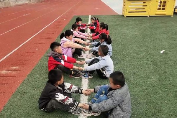 幼儿园户外体育游戏，锻炼平衡与灵敏性，体验集体游戏乐趣-红迪亚
