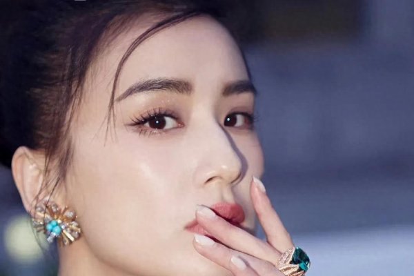 巨力圣依公司旗下艺人介绍及黄圣依个人简介-红迪亚