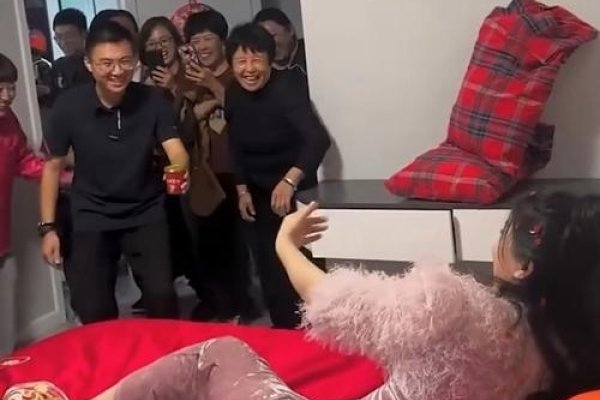 新娘脱鞋袜闹洞房-红迪亚