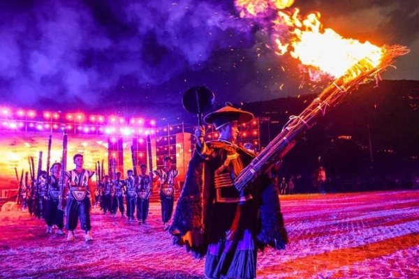 彝族火把节的风俗寓意，驱邪祈福、庆祝丰收、祈求幸福与祖先敬仰，在白族文化中，火把节更象征着光明和希望，是传统文化展示平台。通过点燃火把、举行祭祀活动，表达了对火的敬畏和感恩，同时祈愿六畜兴旺、五谷丰登、家宅平安。-红迪亚