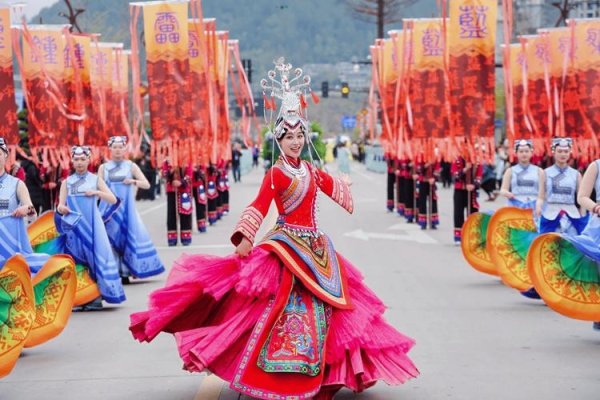 畲族文化概览，独特习俗与丰富歌舞的展示-红迪亚