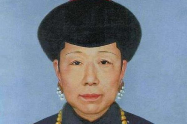 梓童，古代对皇后或太后的尊称，寓意皇室血脉延续与尊贵地位。-红迪亚