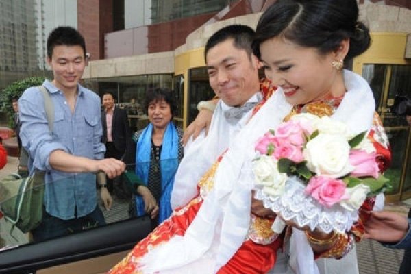 CBA明星张庆鹏爱情长跑终成眷属-红迪亚