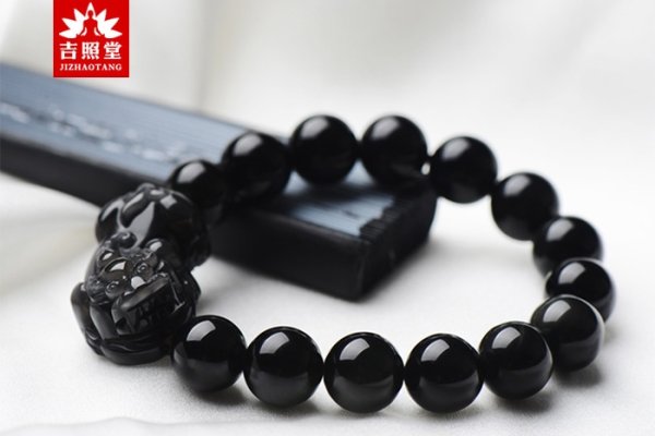 貔貅佩戴禁忌，避免触摸嘴眼，持续佩戴显灵性，左手为佳忌光煞，尊重忌讳保招财。-红迪亚