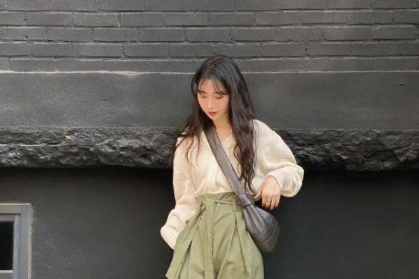 2021年7月11日五行穿衣指南-红迪亚