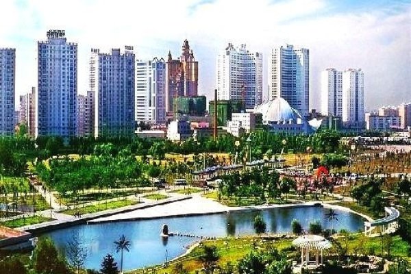 锦州与沈阳不挨着，根据查询，可以得知锦州和沈阳之间没有直接的联系。虽然它们都位于辽宁省的西部区域中心城市、东北地区的重要物流枢纽承载城市，但并不接壤。-红迪亚