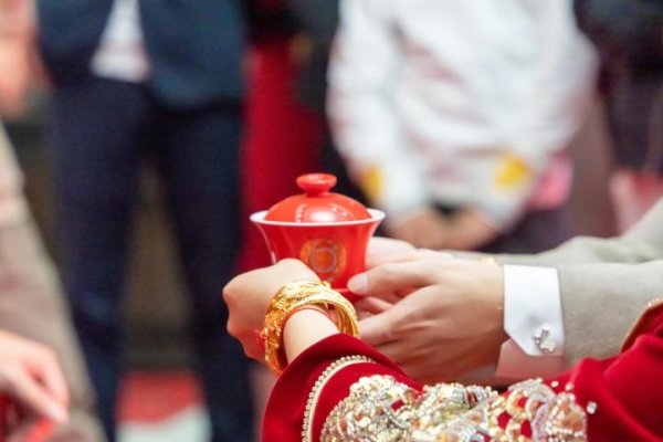 闰月结婚的传统说法与选择，吉利与否因地区而异，需结合个人情况定夺-红迪亚