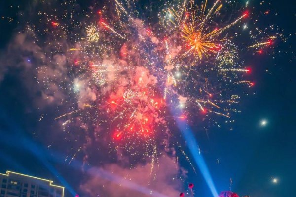 烟火四射解生肖，龙舞火辉耀。-红迪亚