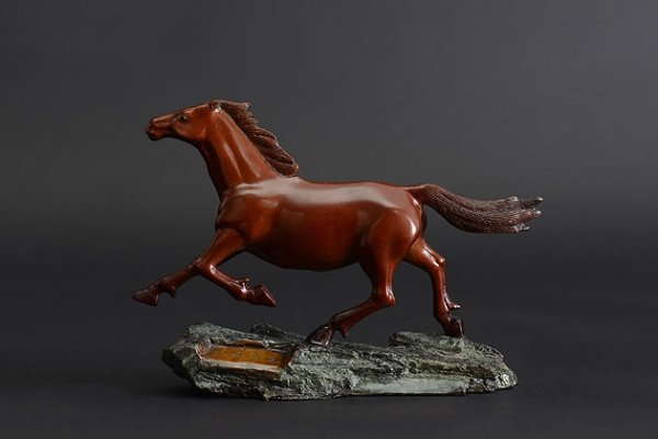 一马当先指生肖马。-红迪亚