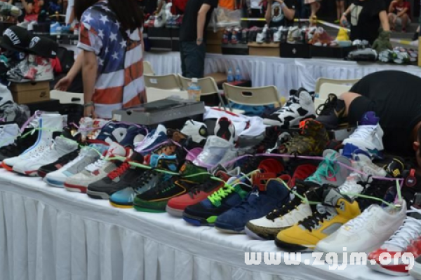 周公解梦，梦见鞋坏预示运势波动，事业生活需注意调整心态与应对挑战。-红迪亚